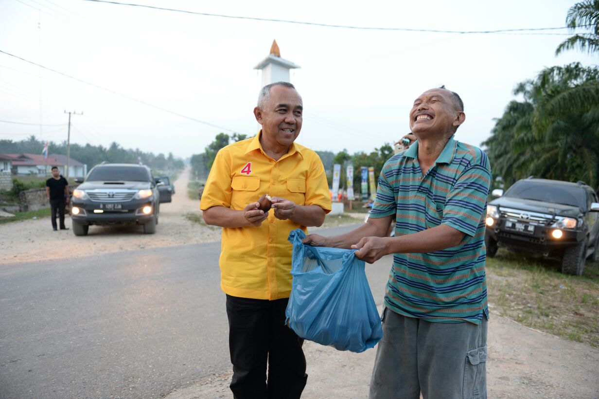 Dadang Cegat Andi Rachman, Beri Salak Pusaka 4 Kilogram