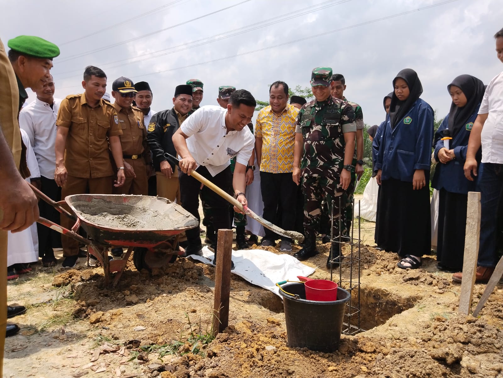 Wakil Bupati Pelalawan Inginkan Musim Mas Bangun 1 Lokal di Ponpes Milik Sertu Dodi