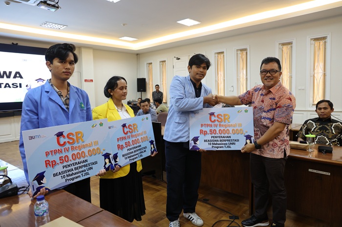 PTPN IV Regional III Salurkan Beasiswa Ratusan Juta Rupiah kepada Mahasiswa Berprestasi Riau