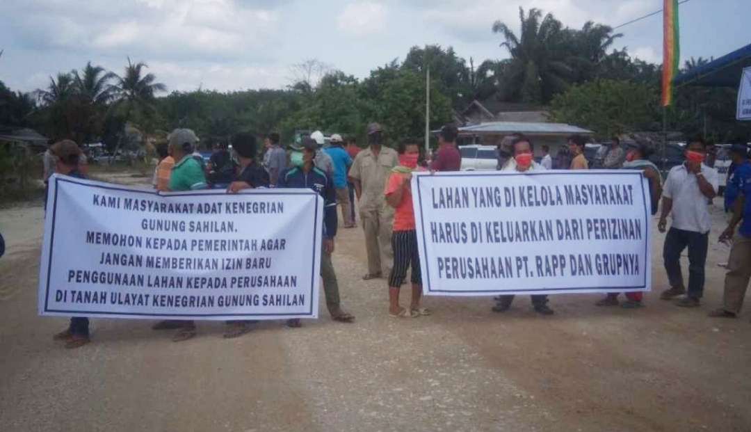 Masyarakat Gunung Sahilan Blokade Akses Jalan PT RAPP Group