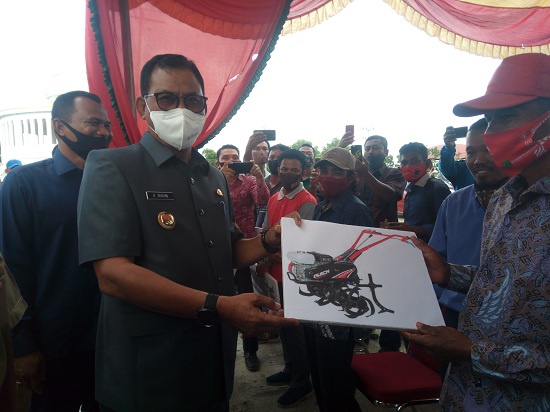 Bupati Suyatno Bagi-Bagi Bantuan Alsintan dan Saprodi Kepada Petani