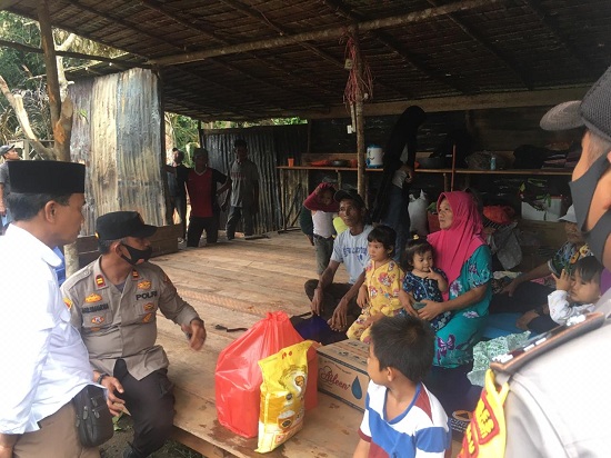 Serahkan Bantuan Kepada Korban Kebakaran, Kapolsek : Kita Harus Selalu Waspada