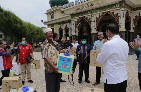 Walikota Salurkan Disinfektan dan APD ke Imam Masjid Paripurna