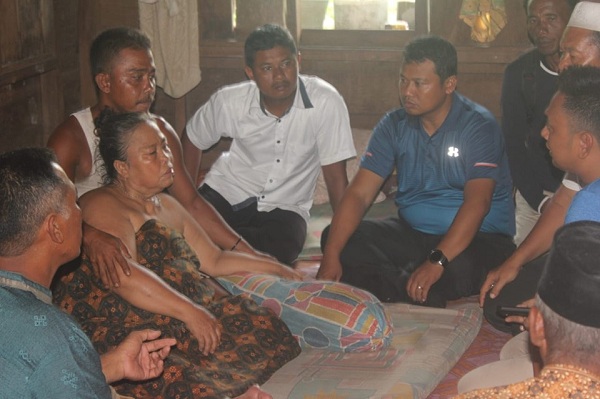 Kabag Humas Meranti Kunjungi Warga Penderita Stroke