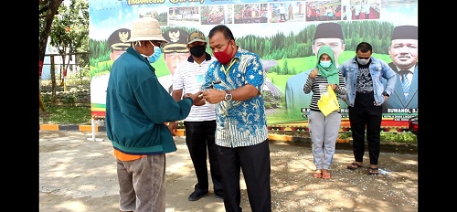 DLH Bagikan APD Kepada Petugas Kebersihan