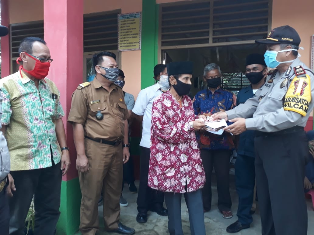 Pemdes Sukaraya Salurkan BLT DD Tahap Kedua Untuk 80 Kepala Keluarga