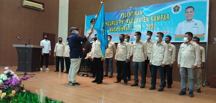 Lantik Pengurus PWI Kampar,  Zulmansyah Minta Jaga Marwah Propesi dan Organisasi.