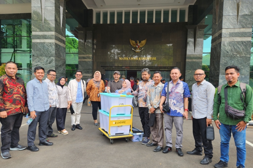 Bawaslu Riau Serahkan Berkas Keterangan dan Alat Bukti Ke Mahkamah Konstitusi