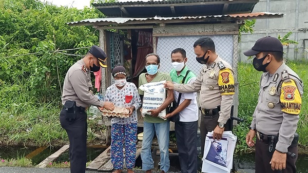 Lewati Jalan Berlumpur Dan Berair, Kapolsek Bangko Tetap Salurkan Zakat Profesi