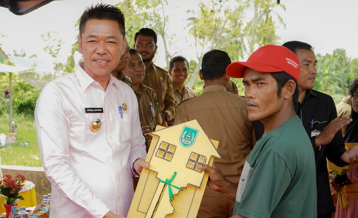 Serahkan 15 Unit Rumah Resetlemen Kepada Nelayan, Bupati Rohil : Rawatlah Dengan Baik
