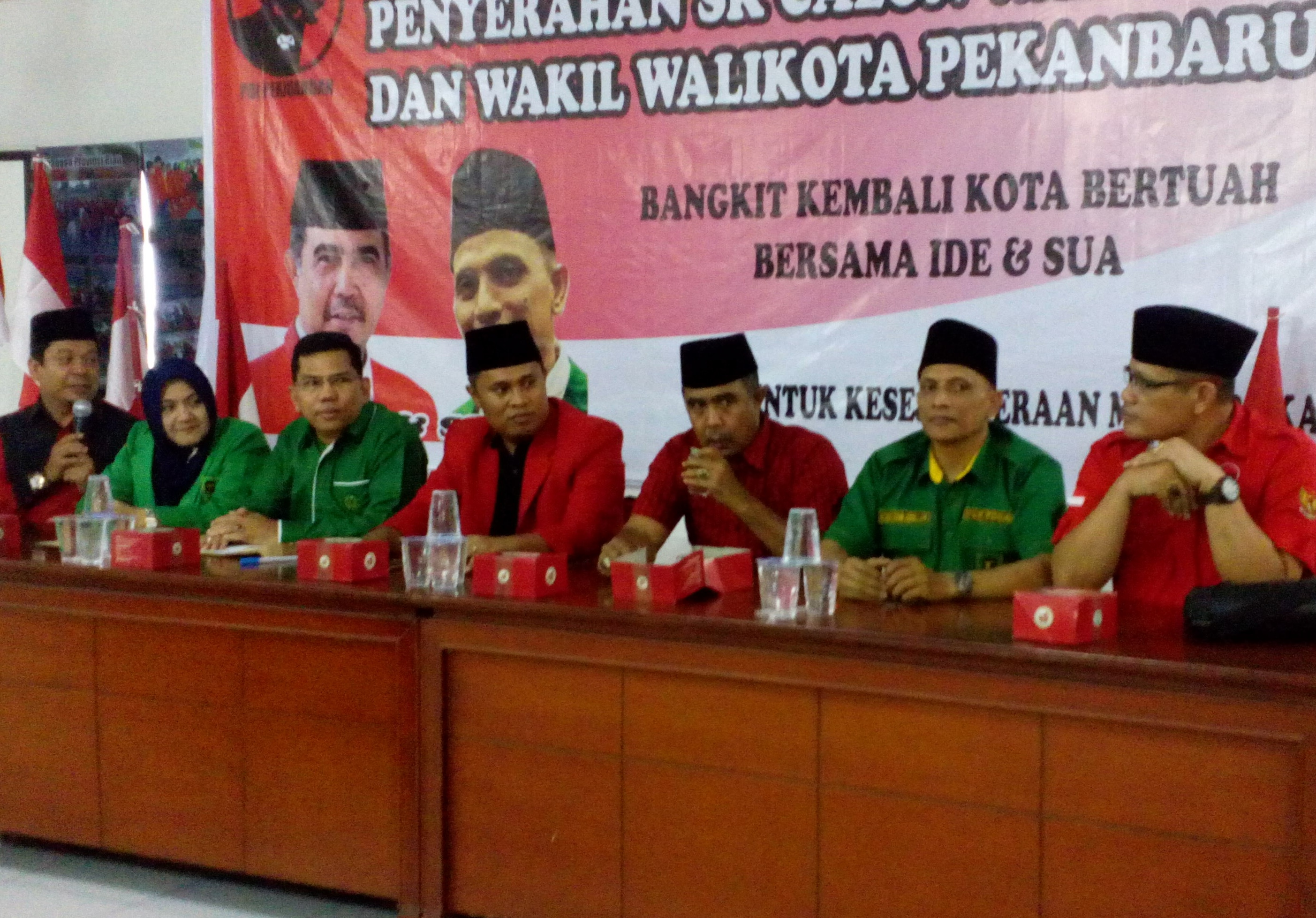 Serahkan SK, Kader PDIP diminta Berjuang Keras Menangkan Paslon Ide-Sua