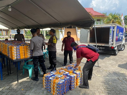 Dapur Umum TNI POLRI  Sajikan 900 Nasi Kotak Untuk Masyarakat Terdampak Covid-19