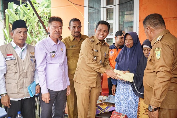 Pemkab Rohil Serahkan Bantuan Terhadap 14 Rumah Warga yang Kena Angin Puting Beliung 