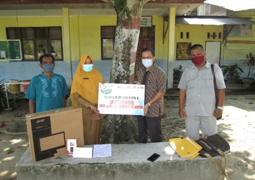 PTPN V Distribusikan 26 Komputer dan Internet Gratis ke Sekolah Terpencil