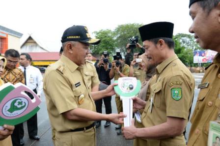  Gubernur Riau Serahkan Beragam Bantuan di Inhu, BRK Ikut Sumbang Rp1 Miliar