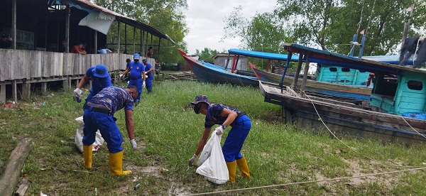 HUT Ke-71, Satpolair Polres Rohil Bersih-Bersih Pantai