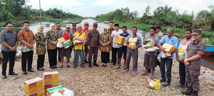 Serentak di Riau, Kajati Riau Akmal Abbas Bersama IAD Salurkan Bantuan Untuk Korban Banjir Pelalawan