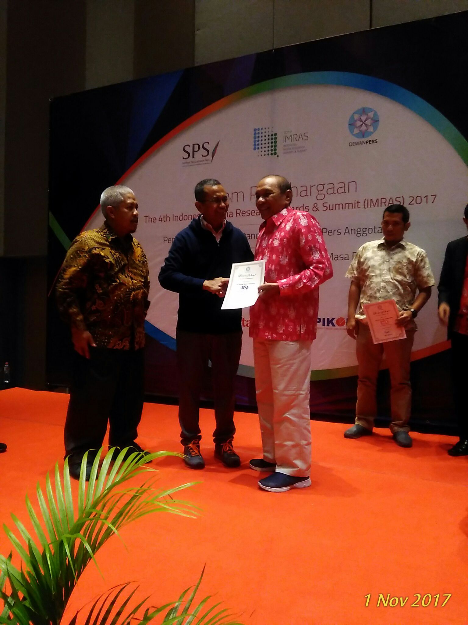 Diserahkan Ketua SPS Dahlan Iskan, Tabloid Intermezo Terima Sertifikat Standar perusahaan Pers