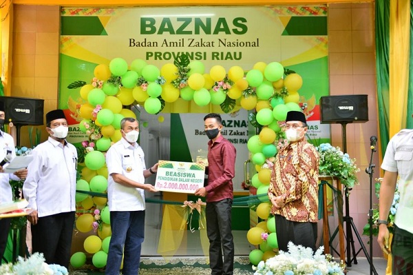 Resmikan Kantor Baznaz, Syamsuar Apresiasi Berbagai Program Termasuk Bantuan Pendidikan