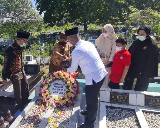 Milad ke-59 UIR: Rektor Ziarahi Makam Pendiri Guru Besar 'Uji Nyali' di Parade Puisi