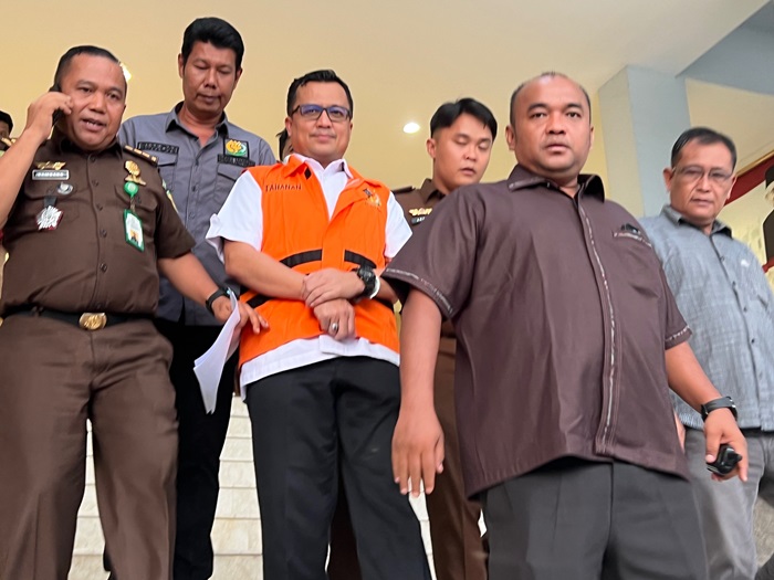 Selama 4 Bulan, Kadisdik Riau Ini Fiktifkan Anggaran Perjalanan Dinas Rp2,3 M, Begini Modusnya.