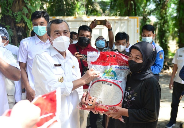 Gubernur Riau Louncing Bantuan Beras PPKM
