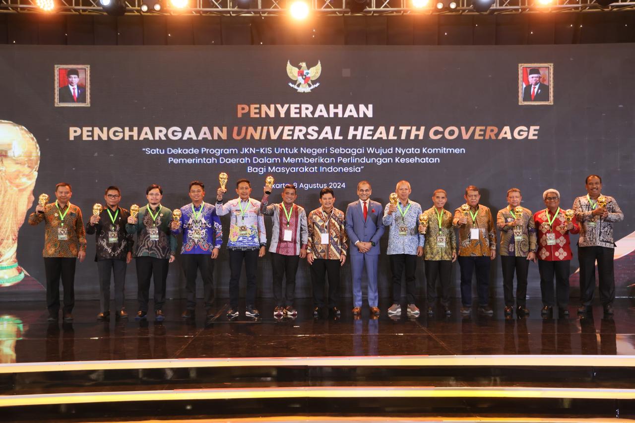 Bupati Pelalawan Terima Penghargaan UHC Awards Tahun 2024