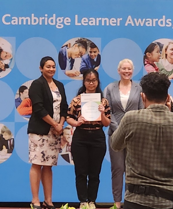 Siswa SMA Mutiara Harapan Kembali Dapat Penghargaan dari Cambridge