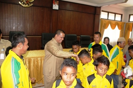 Bupati Yopi Arianto Apresiasi Tim Sepakbola Pelajar Inhu