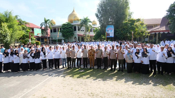 PTPN IV Regional III Hijaukan Pekanbaru Melalui Penanaman Pohon Bersama Ribuan Pelajar