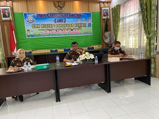 Kejari Pelalawan Berikan Penyuluhan Hukum Ke Sekolah Via Vidcon