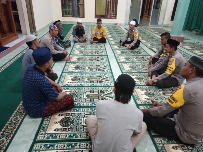 Jaga Harkamtibmas Jelang Pemilu, Polsek Simpang Kanan Lakukan Sholat Magrib Berjama'ah