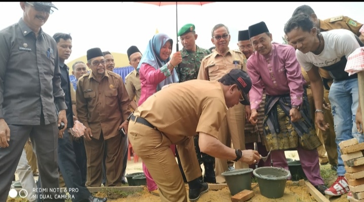 Suyatno Letakkan Batu Pertama Bangunan Tambahan SMP 6 Bangko Pusako Hasil Swadaya Masyarakat