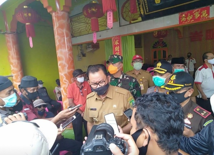 Diserahkan Bupati Suyatno, YMMTI Salurkan Bantuan Kepada Tukang Becak dan Gerobak