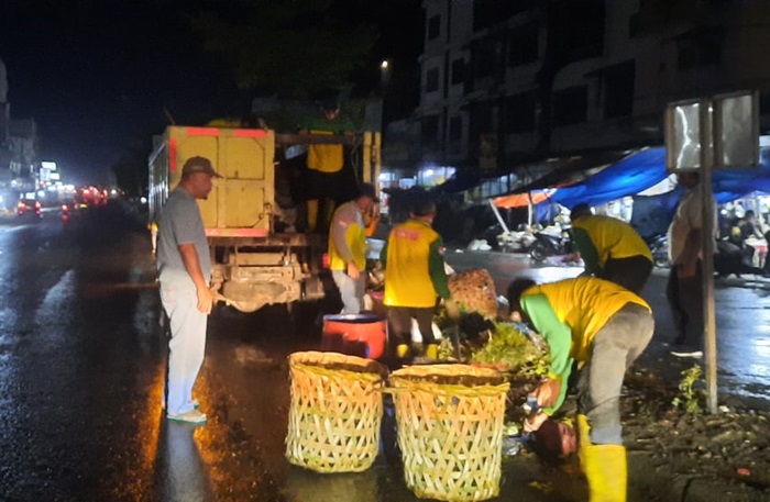 Kadis DLH Suwandi Pimpin Langsung Pembersihan Sampah di Bagan Batu