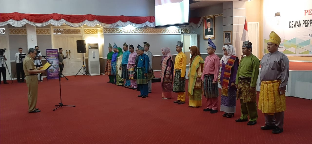 Dua Orang Dari Pengurus PWI, Gubri Lantik Dewan Perpustakaan Riau