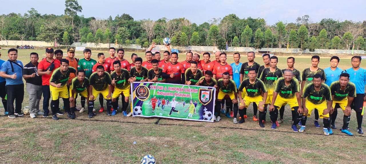 PWI Pelalawan Libas Apdesi 2-0, Bupati Pelalawan Zukri Cetak Satu Gol