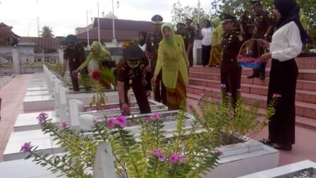 Kejari Rohil Gelar Apel Tabur Bunga Dan Anjangsana Ke Panti Asuhan