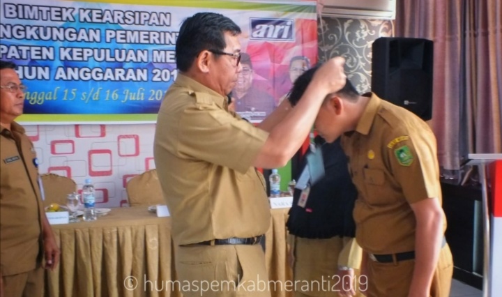 Sekdakab Yulian Buka Bimtek Kearsipan Pemkab Meranti