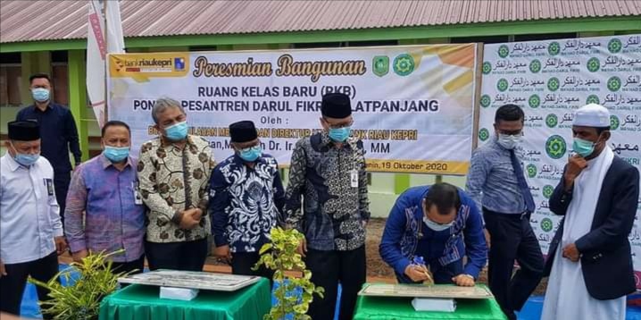 Diresmikan Bupati Irwan, Bank Riau-Kepri Serahkan Bantuan CSR Bangunan Ruang Kelas Baru Pesantren 