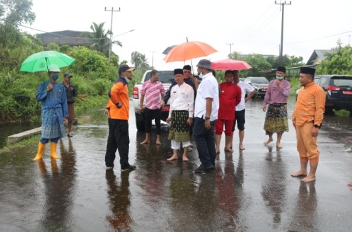 Bupati dan Wakil Bupati Rohil Langsung  Turun Cek Kondisi Banjir, Seluruh Kanal Akan Dinormalisasi