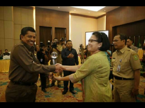 Wabup Siak Terima Piagam Pangripta Nusantara Provinsi Riau Tahun 2016