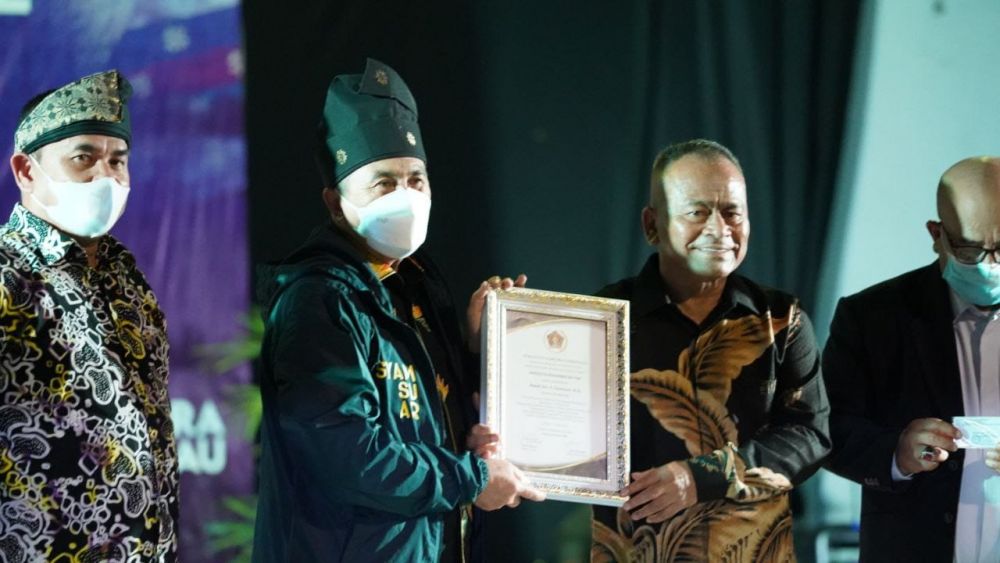 Gubernur Riau Syamsuar Dianugerahi Anggota Kehormatan PWI