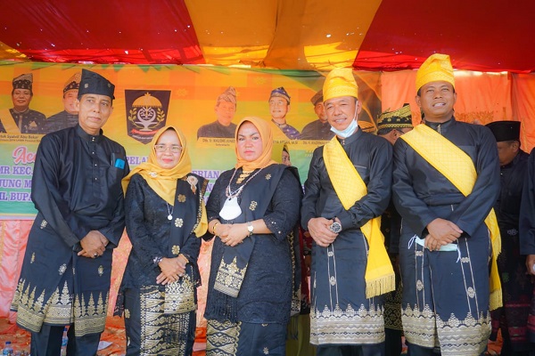 Bupati dan Wabup Rohil di Gelari Datuk Setia Adat 