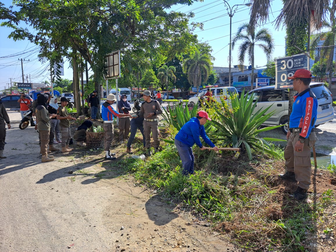Satpol PP Bersama Damkar Pelalawan Lakukan Bhakti Sosial di Jalan Lintas Timur