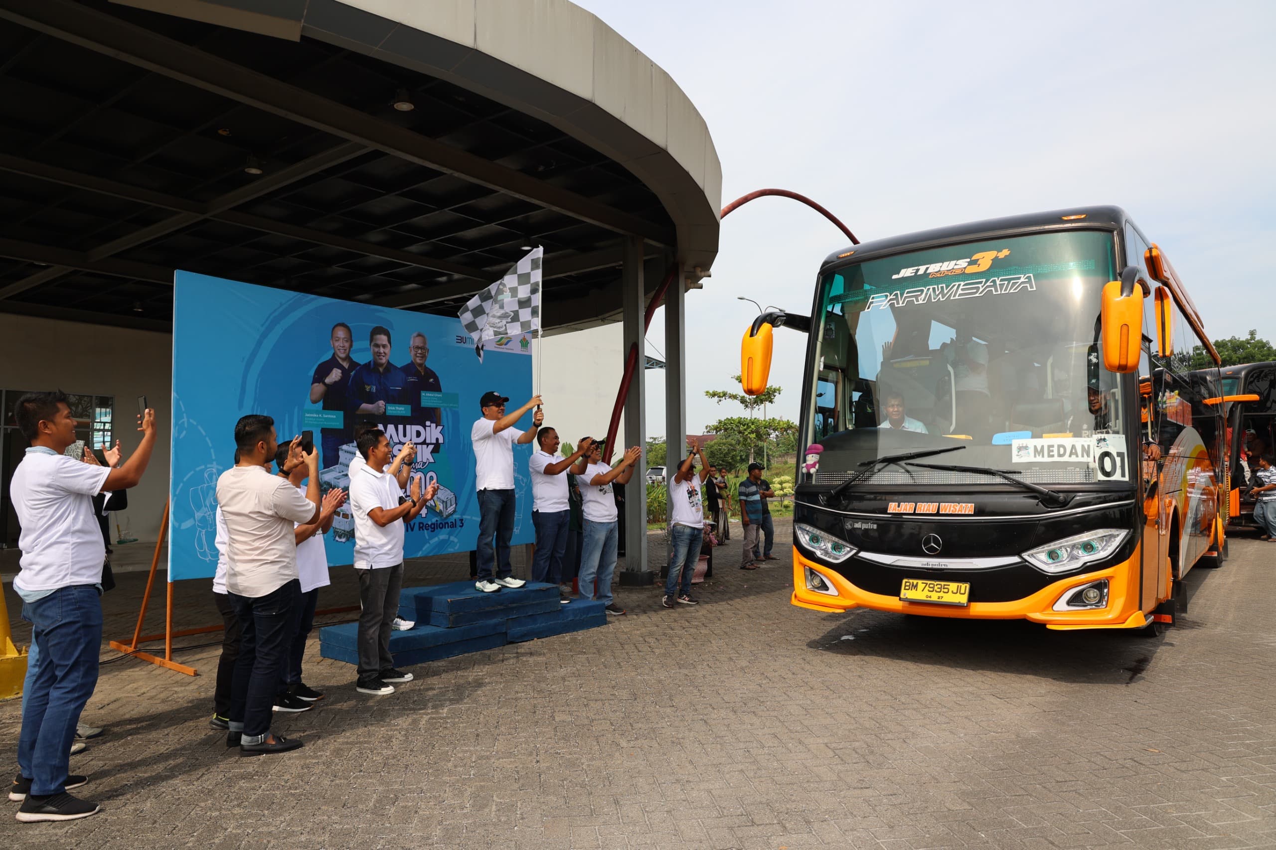 Mudik Gratis BUMN, PTPN IV Berangkatkan 500 Pemudik ke Tujuh Kota di Sumatera