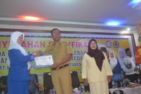 Bupati Serahkan Sertifikat Kepsek 3T Dan Guru Pendamping Muda