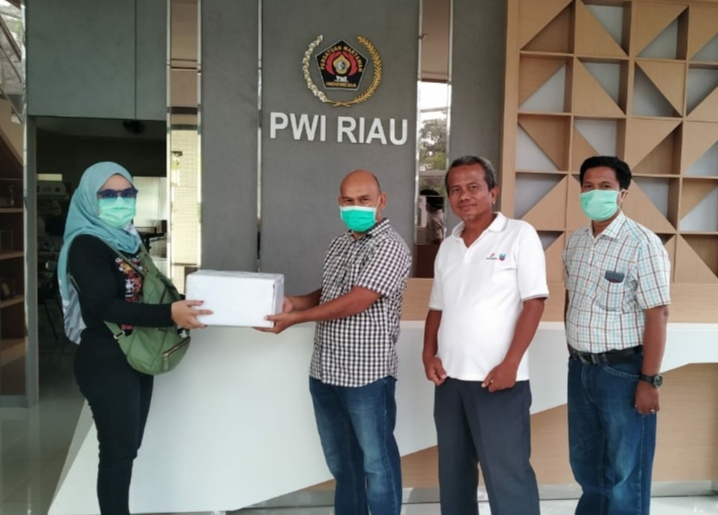 Antisipasi Wabah Covid-19, PWI Riau Terima APD dari XL
