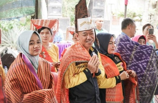 Usai Resmikan GKPS, Bupati Rohil Sumbangkan Mobil Ambulance Untuk Keluarga Simalungun