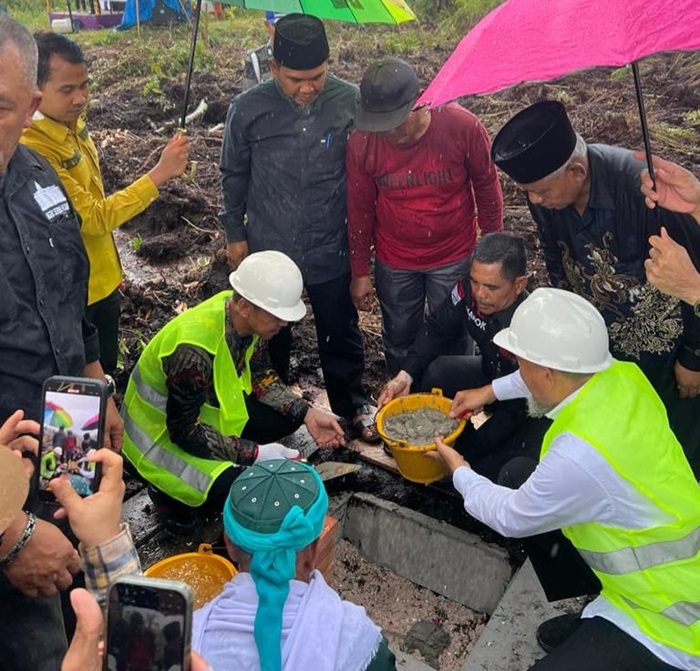 Bersama Walikota Dumai, Bupati Rohil Letakkan Batu Pertama Pembangunan Gedung Sekretariat IKROHiL
